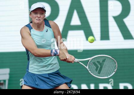 ©Sebastien Muylaert/MAXPPP - Paris 04/06/2022 IGA Swiatek aus Polen spielt beim Finale der Frauen-Singles am 14. Tag der French Open 2022 in Roland Garros in Paris, Frankreich, eine Rückhand gegen Coco Gauff aus den Vereinigten Staaten. 04.06.2022 Stockfoto