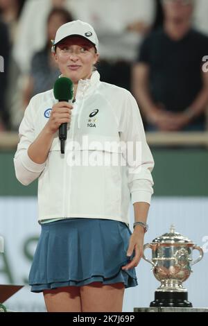 ©Sebastien Muylaert/MAXPPP - Paris 04/06/2022 IGA Swiatek aus Polen feiert nach dem Sieg gegen Coco Gauff aus den Vereinigten Staaten beim Finale der Frauen-Singles am 14. Tag der French Open 2022 in Roland Garros in Paris, Frankreich. 04.06.2022 Stockfoto