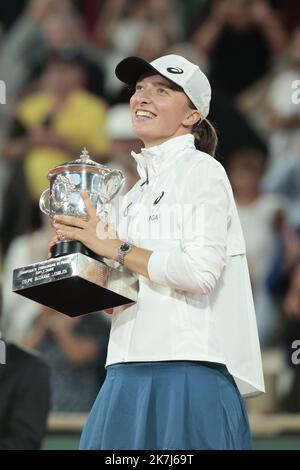 ©Sebastien Muylaert/MAXPPP - Paris 04/06/2022 IGA Swiatek aus Polen feiert mit der Trophäe nach dem Sieg gegen Coco Gauff aus den Vereinigten Staaten beim Finale der Frauen-Singles am 14. Tag der French Open 2022 in Roland Garros in Paris, Frankreich. 04.06.2022 Stockfoto