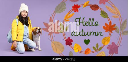 Kleine asiatische Mädchen mit niedlichen Beagle Hund und Text HALLO HERBST auf lila Hintergrund Stockfoto