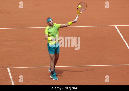 ©Sebastien Muylaert/MAXPPP - Paris 05/06/2022 der Spanier Rafael Nadal spielt am 15. Tag der French Open 2022 bei Roland Garros in Paris eine Vorhand beim Finale der Männer gegen Casper Ruud aus Norwegen. 05.06.2022 Stockfoto