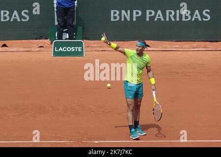 ©Sebastien Muylaert/MAXPPP - Paris 05/06/2022 Rafael Nadal aus Spanien reagiert während des Finalspiels der Männer gegen Casper Ruud aus Norwegen am 15. Tag der French Open 2022 bei Roland Garros in Paris, Frankreich. 05.06.2022 Stockfoto