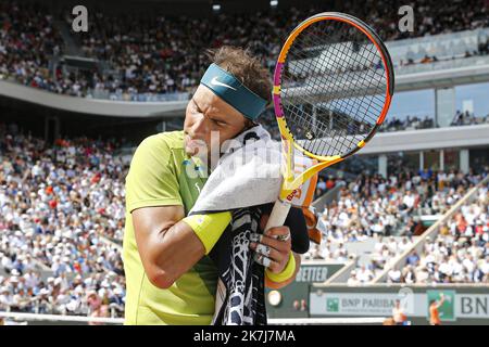 ©Sebastien Muylaert/MAXPPP - Paris 05/06/2022 der Spanier Rafael Nadal legt sich beim Finale der Männer gegen Casper Ruud aus Norwegen am 15. Tag der French Open 2022 bei Roland Garros in Paris, Frankreich, die Handtücher aus. 05.06.2022 Stockfoto