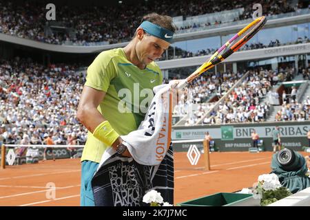 ©Sebastien Muylaert/MAXPPP - Paris 05/06/2022 der Spanier Rafael Nadal legt sich beim Finale der Männer gegen Casper Ruud aus Norwegen am 15. Tag der French Open 2022 bei Roland Garros in Paris, Frankreich, die Handtücher aus. 05.06.2022 Stockfoto