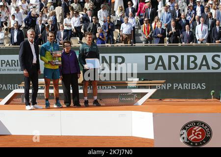 ©Sebastien Muylaert/MAXPPP - Paris 05/06/2022 Rafael Nadal aus Spanien erhält die Siegertrophäe und Casper Rudd erhält die Verlierertrophäe von Gilles Moretton, Präsident des französischen Tennisverbands und Billy Jean King nach dem Finale der Herren-Singles am 15. Tag der French Open 2022 in Roland Garros in Paris, Frankreich. 05.06.2022 Stockfoto