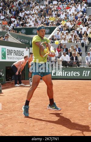 ©Sebastien Muylaert/MAXPPP - Paris 05/06/2022 der Spanier Rafael Nadal spielt am 15. Tag der French Open 2022 bei Roland Garros in Paris eine Vorhand beim Finale der Männer gegen Casper Ruud aus Norwegen. 05.06.2022 Stockfoto