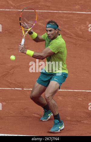 ©Sebastien Muylaert/MAXPPP - Paris 05/06/2022 der Spanier Rafael Nadal spielt am 15. Tag der French Open 2022 bei Roland Garros in Paris eine Rückhand beim Finale der Männer gegen Casper Ruud aus Norwegen. 05.06.2022 Stockfoto