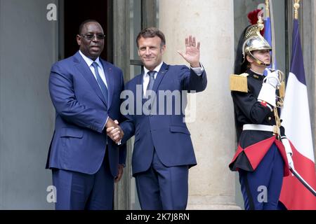 ©Sebastien Muylaert/MAXPPP - Paris 10/06/2022 Frankreichs Präsident Emmanuel Macron und sein senegalesischer Amtskollege Macky Sall posieren vor ihrem bilateralen Treffen im Pariser Präsidentenpalast Elysee. 10.06.2022 Stockfoto