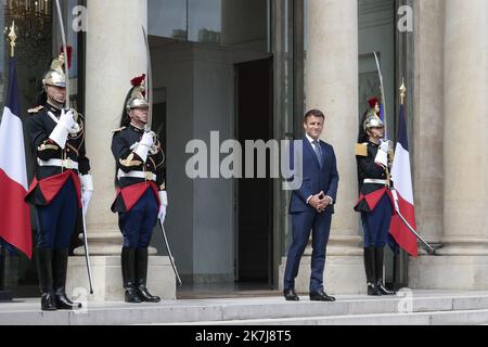 ©Sebastien Muylaert/MAXPPP - Paris 10/06/2022 Frankreichs Präsident Emmanuel Macron wartet vor ihrem Treffen in Paris auf seinen senegalesischen Amtskollegen vor den Türschwellen des Präsidentenpalastes im Elysee. 10.06.2022 Stockfoto