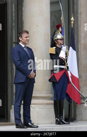 ©Sebastien Muylaert/MAXPPP - Paris 10/06/2022 Frankreichs Präsident Emmanuel Macron wartet vor ihrem Treffen in Paris auf seinen senegalesischen Amtskollegen vor den Türschwellen des Präsidentenpalastes im Elysee. 10.06.2022 Stockfoto