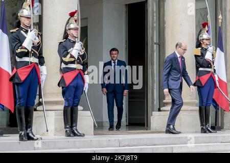 ©Sebastien Muylaert/MAXPPP - Paris 10/06/2022 Frankreichs Präsident Emmanuel Macron wartet vor ihrem Treffen in Paris auf seinen senegalesischen Amtskollegen vor den Türschwellen des Präsidentenpalastes im Elysee. 10.06.2022 Stockfoto