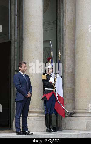 ©Sebastien Muylaert/MAXPPP - Paris 10/06/2022 Frankreichs Präsident Emmanuel Macron wartet vor ihrem Treffen in Paris auf seinen senegalesischen Amtskollegen vor den Türschwellen des Präsidentenpalastes im Elysee. 10.06.2022 Stockfoto