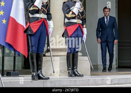 ©Sebastien Muylaert/MAXPPP - Paris 10/06/2022 Frankreichs Präsident Emmanuel Macron wartet vor ihrem Treffen in Paris auf seinen senegalesischen Amtskollegen vor den Türschwellen des Präsidentenpalastes im Elysee. 10.06.2022 Stockfoto