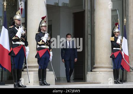 ©Sebastien Muylaert/MAXPPP - Paris 10/06/2022 Frankreichs Präsident Emmanuel Macron wartet vor ihrem Treffen in Paris auf seinen senegalesischen Amtskollegen vor den Türschwellen des Präsidentenpalastes im Elysee. 10.06.2022 Stockfoto