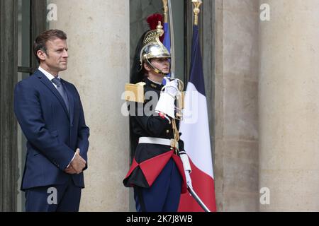 ©Sebastien Muylaert/MAXPPP - Paris 10/06/2022 Frankreichs Präsident Emmanuel Macron wartet vor ihrem Treffen in Paris auf seinen senegalesischen Amtskollegen vor den Türschwellen des Präsidentenpalastes im Elysee. 10.06.2022 Stockfoto