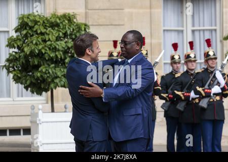 ©Sebastien Muylaert/MAXPPP - Paris 10/06/2022 Frankreichs Präsident Emmanuel Macron begrüßt seinen senegalesischen Amtskollegen Macky Sall vor ihrem bilateralen Treffen in Paris im Präsidentenpalast von Elysee. 10.06.2022 Stockfoto