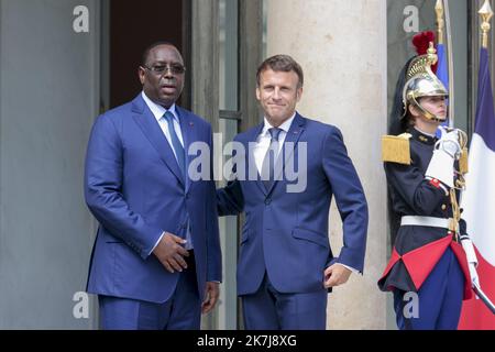 ©Sebastien Muylaert/MAXPPP - Paris 10/06/2022 Frankreichs Präsident Emmanuel Macron und sein senegalesischer Amtskollege Macky Sall posieren vor ihrem bilateralen Treffen im Pariser Präsidentenpalast Elysee. 10.06.2022 Stockfoto