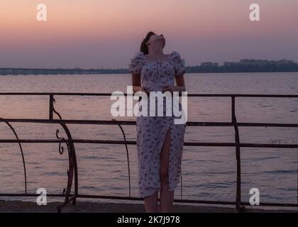 ©Sadak Souici / Le Pictorium/MAXPPP - Dnipro 09/06/2022 Sadak Souici / Le Pictorium - 9/6/2022 - Ukraine / Donbass / Dnipro - Une jeune femme regarde le ciel au Bord du Dniepr. / 9/6/2022 - Ukraine / Donbass / Dnipro - Eine junge Frau blickt am Ufer des Dneprs in den Himmel. Stockfoto