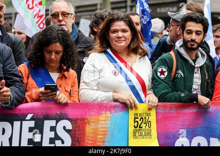 Paris, Frankreich. 16. Oktober 2022. Raquel Garrido (C), stellvertretender 'La France Insoumise', während der Demonstration gesehen. Tausende von Menschen marschierten am Sonntag in Paris für einen "Kampf gegen die hohen Lebenshaltungskosten und Klimauntätigkeit", der von der Neuen Ökologischen und Sozialen Volksunion (Nupes) organisiert wurde, bei dem es sich um rund 140.000 Demonstranten handelte, wie die Organisatoren mitteilten, 30.000 von der Polizei. Mehrere Abgeordnete der 'NUPES waren an diesem märz anwesend. Kredit: SOPA Images Limited/Alamy Live Nachrichten Stockfoto