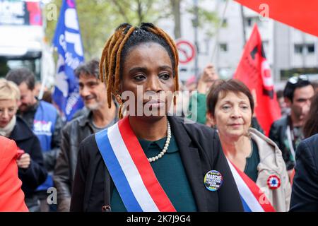 Paris, Frankreich. 16. Oktober 2022. Rachel Keke, stellvertretende LFI 'La France Insoumise', während der Demonstration gesehen. Tausende von Menschen marschierten am Sonntag in Paris für einen "Kampf gegen die hohen Lebenshaltungskosten und Klimauntätigkeit", der von der Neuen Ökologischen und Sozialen Volksunion (Nupes) organisiert wurde, bei dem es sich um rund 140.000 Demonstranten handelte, wie die Organisatoren mitteilten, 30.000 von der Polizei. Mehrere Abgeordnete der 'NUPES waren an diesem märz anwesend. Kredit: SOPA Images Limited/Alamy Live Nachrichten Stockfoto