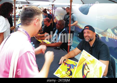 ©PHOTOPQR/LE DAUPHINE/Grégory YETCHMENIZA ; Annecy ; 13/06/2022 ; Grégory YETCHMENIZA / LE DAUPHINE LIBERE / Photopqr ANNECY (HAUTE-SAVOIE) LE 13 JUNI 2022 Depuis ce matin et jusqu’à à la Animation de la semaine, les festivaliers prennent leur quartier le Festival international. 265 Filme Courts ou longs seront présentés en sélection officielle. Sur notre photo : Séance de dédicaces pour Joaquim Dos Santos, Kemp Powers, Justin Thompson, producteurs, réalisateurs du Film 'Spider-man: Across the Spider-verse'. - Das Internationale Animationsfilmfestival von Annecy von 13t Stockfoto