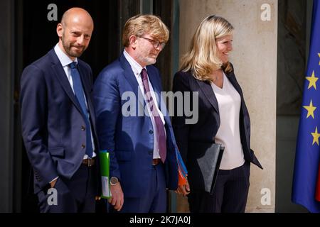 ©Thomas Padilla/MAXPPP - 14/06/2022 ; Paris, France ; SORTIE DU CONSEIL DES MINISTRES AU PALAIS DE L' ELYSEE. STANISLAS GUERINI, MINISTRE DE LA TRANSFORMATION ET DE LA FONCTION PUBLIQUES, MARC FESNEAU, MINISTRE DE L' AGRICULTURE ET DE LA SOUVERANETE ALIMENTAIRE, YAEL BRAUN PIVET, MINISTRE DES OUTRE MER. Verlassen Sie die wöchentliche Kabinettssitzung am 14. Juni 2022 im Präsidentenpalast Elysee in Paris. Stockfoto