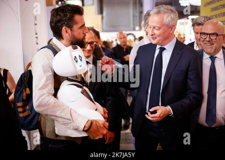 ©THOMAS PADILLA/MAXPPP - 15/06/2022 ; PARIS, FRANKREICH ; BRUNO LE MAIRE, MINISTRE DE L' ECONOMIE, DES FINANCES ET DE LA SOUVERANETE INDUSTRIELLE ET NUMERIQUE VISITE LE SALON VIVA TECHNOLOGY A LA PORTE DE VERSAILLES. - Paris, Frankreich, juni 15. 2022 der französische Wirtschaftsminister Bruno Le Maire auf der VivaTech 6.. VivaTech ist das weltweite Rendezvous für Startups und Führungskräfte, um Innovationen zu feiern. Es ist ein Zusammentreffen der klügsten Köpfe, Talente und Produkte der Welt. Stockfoto