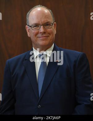 ©Mourad ALLILI/MAXPPP - 08/06/2022 Voiron Isere le 09/06/2022 : Ceremonie de remise des insignes de chevalier dans l ordre de la Legion d honneur a Mr Gerard Christaud ancien championde france de boxe ,l a participe aux Jeux olympiques d'hiver de 1968, 1972, 1976 et 1984 en Presence de son ami le Prince Albert II de Monaco. Prinz Albert war wegen der Auszeichnung seines Freundes Gérard Christaud in Voiron, Frankreich, der am 8.. Juni 2022 die Insignien des Ritters der Ehrenlegion erhielt Stockfoto