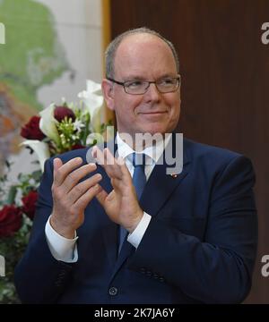 ©Mourad ALLILI/MAXPPP - 08/06/2022 Voiron Isere le 09/06/2022 : Ceremonie de remise des insignes de chevalier dans l ordre de la Legion d honneur a Mr Gerard Christaud ancien championde france de boxe ,l a participe aux Jeux olympiques d'hiver de 1968, 1972, 1976 et 1984 en Presence de son ami le Prince Albert II de Monaco. Prinz Albert war wegen der Auszeichnung seines Freundes Gérard Christaud in Voiron, Frankreich, der am 8.. Juni 2022 die Insignien des Ritters der Ehrenlegion erhielt Stockfoto