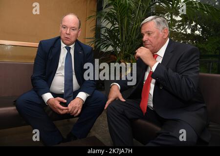 ©Mourad ALLILI/MAXPPP - 08/06/2022 Voiron Isere le 09/06/2022 : Ceremonie de remise des insignes de chevalier dans l ordre de la Legion d honneur a Mr Gerard Christaud ancien championde france de boxe ,l a participe aux Jeux olympiques d'hiver de 1968, 1972, 1976 et 1984 en Presence de son ami le Prince Albert II de Monaco.Ici en photo Gerard Christaud avec son ami le Prince Albert II de Monaco Prinz Albert war in Voiron, Frankreich, für die Auszeichnung seines Freundes Gérard Christaud, Der am 8.. Juni 2022 die Insignien des Ritters der Ehrenlegion erhielt Stockfoto