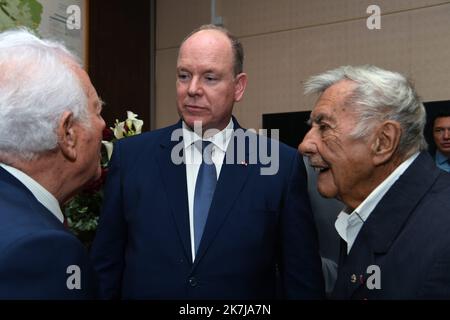 ©Mourad ALLILI/MAXPPP - 08/06/2022 Voiron Isere le 09/06/2022 : Ceremonie de remise des insignes de chevalier dans l ordre de la Legion d honneur a Mr Gerard Christaud ancien championde france de boxe ,l a participe aux Jeux olympiques d'hiver de 1968, 1972, 1976 et 1984 en Presence de son ami le Prince Albert II de Monaco.Ici en photo le Prince Albert II de Monaco qui discute avec les anciens combattants Francais Prinz Albert war in Voiron, Frankreich, für die Auszeichnung seines Freundes Gérard Christaud, Der am 8.. Juni 2022 die Insignien des Ritters der Ehrenlegion erhielt Stockfoto
