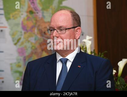 ©Mourad ALLILI/MAXPPP - 08/06/2022 Voiron Isere le 09/06/2022 : Ceremonie de remise des insignes de chevalier dans l ordre de la Legion d honneur a Mr Gerard Christaud ancien championde france de boxe ,l a participe aux Jeux olympiques d'hiver de 1968, 1972, 1976 et 1984 en Presence de son ami le Prince Albert II de Monaco. Prinz Albert war wegen der Auszeichnung seines Freundes Gérard Christaud in Voiron, Frankreich, der am 8.. Juni 2022 die Insignien des Ritters der Ehrenlegion erhielt Stockfoto