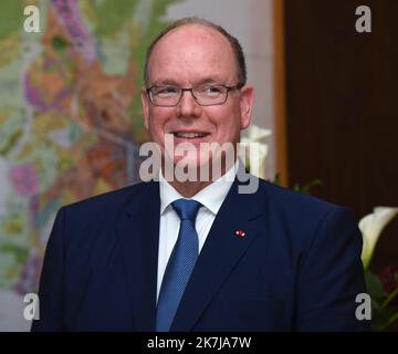 ©Mourad ALLILI/MAXPPP - 08/06/2022 Voiron Isere le 09/06/2022 : Ceremonie de remise des insignes de chevalier dans l ordre de la Legion d honneur a Mr Gerard Christaud ancien championde france de boxe ,l a participe aux Jeux olympiques d'hiver de 1968, 1972, 1976 et 1984 en Presence de son ami le Prince Albert II de Monaco. Prinz Albert war wegen der Auszeichnung seines Freundes Gérard Christaud in Voiron, Frankreich, der am 8.. Juni 2022 die Insignien des Ritters der Ehrenlegion erhielt Stockfoto