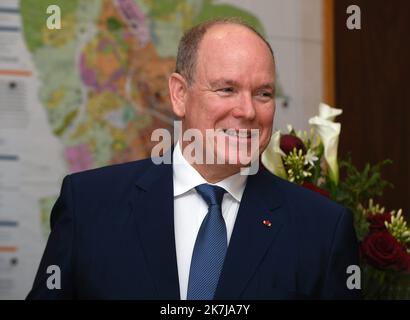 ©Mourad ALLILI/MAXPPP - 08/06/2022 Voiron Isere le 09/06/2022 : Ceremonie de remise des insignes de chevalier dans l ordre de la Legion d honneur a Mr Gerard Christaud ancien championde france de boxe ,l a participe aux Jeux olympiques d'hiver de 1968, 1972, 1976 et 1984 en Presence de son ami le Prince Albert II de Monaco. Prinz Albert war wegen der Auszeichnung seines Freundes Gérard Christaud in Voiron, Frankreich, der am 8.. Juni 2022 die Insignien des Ritters der Ehrenlegion erhielt Stockfoto