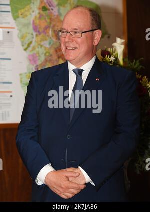 ©Mourad ALLILI/MAXPPP - 08/06/2022 Voiron Isere le 09/06/2022 : Ceremonie de remise des insignes de chevalier dans l ordre de la Legion d honneur a Mr Gerard Christaud ancien championde france de boxe ,l a participe aux Jeux olympiques d'hiver de 1968, 1972, 1976 et 1984 en Presence de son ami le Prince Albert II de Monaco. Prinz Albert war wegen der Auszeichnung seines Freundes Gérard Christaud in Voiron, Frankreich, der am 8.. Juni 2022 die Insignien des Ritters der Ehrenlegion erhielt Stockfoto