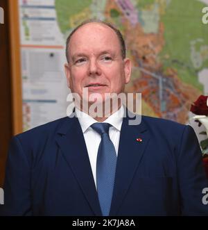 ©Mourad ALLILI/MAXPPP - 08/06/2022 Voiron Isere le 09/06/2022 : Ceremonie de remise des insignes de chevalier dans l ordre de la Legion d honneur a Mr Gerard Christaud ancien championde france de boxe ,l a participe aux Jeux olympiques d'hiver de 1968, 1972, 1976 et 1984 en Presence de son ami le Prince Albert II de Monaco. Prinz Albert war wegen der Auszeichnung seines Freundes Gérard Christaud in Voiron, Frankreich, der am 8.. Juni 2022 die Insignien des Ritters der Ehrenlegion erhielt Stockfoto