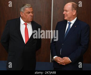 ©Mourad ALLILI/MAXPPP - 08/06/2022 Voiron Isere le 09/06/2022 : Ceremonie de remise des insignes de chevalier dans l ordre de la Legion d honneur a Mr Gerard Christaud ancien championde france de boxe ,l a participe aux Jeux olympiques d'hiver de 1968, 1972, 1976 et 1984 en Presence de son ami le Prince Albert II de Monaco.Ici en photo a gauche Gerard Christaud a cote du Prince Albert II de Monaco Prinz Albert war in Voiron, Frankreich, für die Auszeichnung seines Freundes Gérard Christaud, Der am 8.. Juni 2022 die Insignien des Ritters der Ehrenlegion erhielt Stockfoto