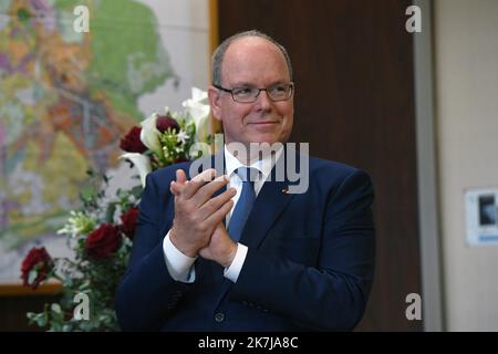 ©Mourad ALLILI/MAXPPP - 08/06/2022 Voiron Isere le 09/06/2022 : Ceremonie de remise des insignes de chevalier dans l ordre de la Legion d honneur a Mr Gerard Christaud ancien championde france de boxe ,l a participe aux Jeux olympiques d'hiver de 1968, 1972, 1976 et 1984 en Presence de son ami le Prince Albert II de Monaco. Prinz Albert war wegen der Auszeichnung seines Freundes Gérard Christaud in Voiron, Frankreich, der am 8.. Juni 2022 die Insignien des Ritters der Ehrenlegion erhielt Stockfoto