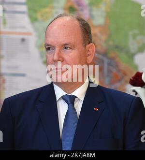 ©Mourad ALLILI/MAXPPP - 08/06/2022 Voiron Isere le 09/06/2022 : Ceremonie de remise des insignes de chevalier dans l ordre de la Legion d honneur a Mr Gerard Christaud ancien championde france de boxe ,l a participe aux Jeux olympiques d'hiver de 1968, 1972, 1976 et 1984 en Presence de son ami le Prince Albert II de Monaco. Prinz Albert war wegen der Auszeichnung seines Freundes Gérard Christaud in Voiron, Frankreich, der am 8.. Juni 2022 die Insignien des Ritters der Ehrenlegion erhielt Stockfoto