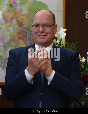 ©Mourad ALLILI/MAXPPP - 08/06/2022 Voiron Isere le 09/06/2022 : Ceremonie de remise des insignes de chevalier dans l ordre de la Legion d honneur a Mr Gerard Christaud ancien championde france de boxe ,l a participe aux Jeux olympiques d'hiver de 1968, 1972, 1976 et 1984 en Presence de son ami le Prince Albert II de Monaco. Prinz Albert war wegen der Auszeichnung seines Freundes Gérard Christaud in Voiron, Frankreich, der am 8.. Juni 2022 die Insignien des Ritters der Ehrenlegion erhielt Stockfoto