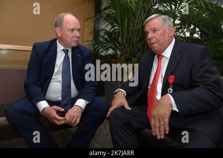 ©Mourad ALLILI/MAXPPP - 08/06/2022 Voiron Isere le 09/06/2022 : Ceremonie de remise des insignes de chevalier dans l ordre de la Legion d honneur a Mr Gerard Christaud ancien championde france de boxe ,l a participe aux Jeux olympiques d'hiver de 1968, 1972, 1976 et 1984 en Presence de son ami le Prince Albert II de Monaco.Ici en photo Gerard Christaud avec son ami le Prince Albert II de Monaco Prinz Albert war in Voiron, Frankreich, für die Auszeichnung seines Freundes Gérard Christaud, Der am 8.. Juni 2022 die Insignien des Ritters der Ehrenlegion erhielt Stockfoto
