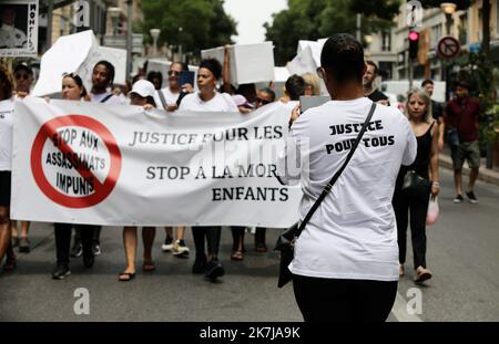 ©PHOTOPQR/LA PROVENCE/VALERIE VREL ; Marseille ; 15/06/2022 ; Marche des familles en la mémoire de leurs proches assassinés lors de 'règlement de compte' ou victime collatérale de règlement de compte ou de meurtre, organisée par l'Association Alehan et son collectif de familles de victimes . ICI devant le Palais de Justice de Marseille, où les familles demandent Justice. Elles déposent sur chaque cerceuil le nom des morts tués lors de règlements de compte, plus particulièrement. - Marseille, Frankreich, juni 15. 2022 Familienspaziergang in Erinnerung an die Angehörigen, die während der "Versetzung von Partituren" oder CO ermordet wurden Stockfoto