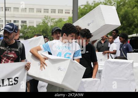 ©PHOTOPQR/LA PROVENCE/VALERIE VREL ; Marseille ; 15/06/2022 ; Marche des familles en la mémoire de leurs proches assassinés lors de 'règlement de compte' ou victime collatérale de règlement de compte ou de meurtre, organisée par l'Association Alehan et son collectif de familles de victimes . ICI devant le Palais de Justice de Marseille, où les familles demandent Justice. Elles déposent sur chaque cerceuil le nom des morts tués lors de règlements de compte, plus particulièrement. - Marseille, Frankreich, juni 15. 2022 Familienspaziergang in Erinnerung an die Angehörigen, die während der "Versetzung von Partituren" oder CO ermordet wurden Stockfoto