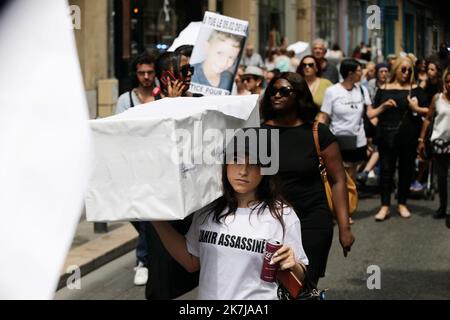 ©PHOTOPQR/LA PROVENCE/VALERIE VREL ; Marseille ; 15/06/2022 ; Marche des familles en la mémoire de leurs proches assassinés lors de 'règlement de compte' ou victime collatérale de règlement de compte ou de meurtre, organisée par l'Association Alehan et son collectif de familles de victimes . ICI devant le Palais de Justice de Marseille, où les familles demandent Justice. Elles déposent sur chaque cerceuil le nom des morts tués lors de règlements de compte, plus particulièrement. - Marseille, Frankreich, juni 15. 2022 Familienspaziergang in Erinnerung an die Angehörigen, die während der "Versetzung von Partituren" oder CO ermordet wurden Stockfoto