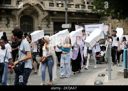 ©PHOTOPQR/LA PROVENCE/VALERIE VREL ; Marseille ; 15/06/2022 ; Marche des familles en la mémoire de leurs proches assassinés lors de 'règlement de compte' ou victime collatérale de règlement de compte ou de meurtre, organisée par l'Association Alehan et son collectif de familles de victimes . ICI devant le Palais de Justice de Marseille, où les familles demandent Justice. Elles déposent sur chaque cerceuil le nom des morts tués lors de règlements de compte, plus particulièrement. - Marseille, Frankreich, juni 15. 2022 Familienspaziergang in Erinnerung an die Angehörigen, die während der "Versetzung von Partituren" oder CO ermordet wurden Stockfoto