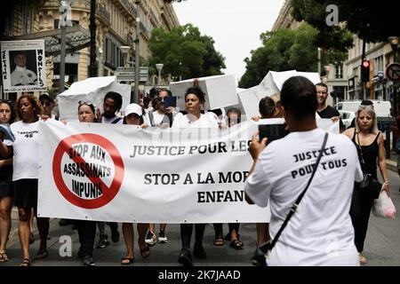 ©PHOTOPQR/LA PROVENCE/VALERIE VREL ; Marseille ; 15/06/2022 ; Marche des familles en la mémoire de leurs proches assassinés lors de 'règlement de compte' ou victime collatérale de règlement de compte ou de meurtre, organisée par l'Association Alehan et son collectif de familles de victimes . ICI devant le Palais de Justice de Marseille, où les familles demandent Justice. Elles déposent sur chaque cerceuil le nom des morts tués lors de règlements de compte, plus particulièrement. - Marseille, Frankreich, juni 15. 2022 Familienspaziergang in Erinnerung an die Angehörigen, die während der "Versetzung von Partituren" oder CO ermordet wurden Stockfoto