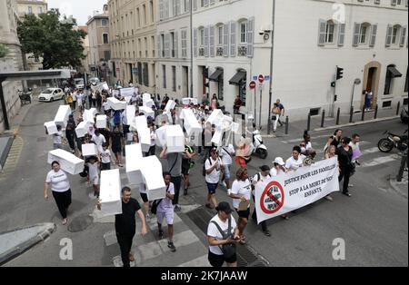 ©PHOTOPQR/LA PROVENCE/VALERIE VREL ; Marseille ; 15/06/2022 ; Marche des familles en la mémoire de leurs proches assassinés lors de 'règlement de compte' ou victime collatérale de règlement de compte ou de meurtre, organisée par l'Association Alehan et son collectif de familles de victimes . ICI devant le Palais de Justice de Marseille, où les familles demandent Justice. Elles déposent sur chaque cerceuil le nom des morts tués lors de règlements de compte, plus particulièrement. - Marseille, Frankreich, juni 15. 2022 Familienspaziergang in Erinnerung an die Angehörigen, die während der "Versetzung von Partituren" oder CO ermordet wurden Stockfoto