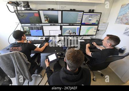 ©PHOTOPQR/VOIX DU Nord/Sebastien JARRY ; 15/06/2022 ; Audinghen. le 15/06/2022. Drohne anti Pollution et migrants au CROSS (Centre regional operationnel de Surveillance et de sauvetage maritime) du Cap Gris Nez . FOTO SEBASTIEN JARRY LA VOIX DU NORD. Manche. UN drone déployé pour contrôler les fumées des navieres et lutter contre la Pollution en mer Audinghen. Am 06/15/2022. Anti-Verschmutzungs-Drohne am KREUZ (regionales Einsatzzentrum für maritime Überwachung und Rettung) bei Cap Gris Nez. Eine Drohne, die eingesetzt wird, um den Rauch von Schiffen zu kontrollieren und die Verschmutzung auf See zu bekämpfen. Stockfoto