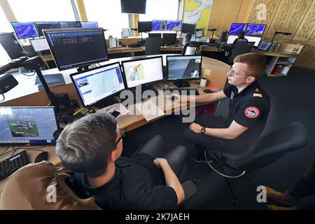 ©PHOTOPQR/VOIX DU Nord/Sebastien JARRY ; 15/06/2022 ; Audinghen. le 15/06/2022. Drohne anti Pollution et migrants au CROSS (Centre regional operationnel de Surveillance et de sauvetage maritime) du Cap Gris Nez . FOTO SEBASTIEN JARRY LA VOIX DU NORD. Manche. UN drone déployé pour contrôler les fumées des navieres et lutter contre la Pollution en mer Audinghen. Am 06/15/2022. Anti-Verschmutzungs-Drohne am KREUZ (regionales Einsatzzentrum für maritime Überwachung und Rettung) bei Cap Gris Nez. Eine Drohne, die eingesetzt wird, um den Rauch von Schiffen zu kontrollieren und die Verschmutzung auf See zu bekämpfen. Stockfoto