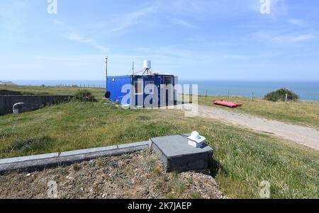 ©PHOTOPQR/VOIX DU Nord/Sebastien JARRY ; 15/06/2022 ; Audinghen. le 15/06/2022. Drohne anti Pollution et migrants au CROSS (Centre regional operationnel de Surveillance et de sauvetage maritime) du Cap Gris Nez . FOTO SEBASTIEN JARRY LA VOIX DU NORD. Manche. UN drone déployé pour contrôler les fumées des navieres et lutter contre la Pollution en mer Audinghen. Am 06/15/2022. Anti-Verschmutzungs-Drohne am KREUZ (regionales Einsatzzentrum für maritime Überwachung und Rettung) bei Cap Gris Nez. Eine Drohne, die eingesetzt wird, um den Rauch von Schiffen zu kontrollieren und die Verschmutzung auf See zu bekämpfen. Stockfoto